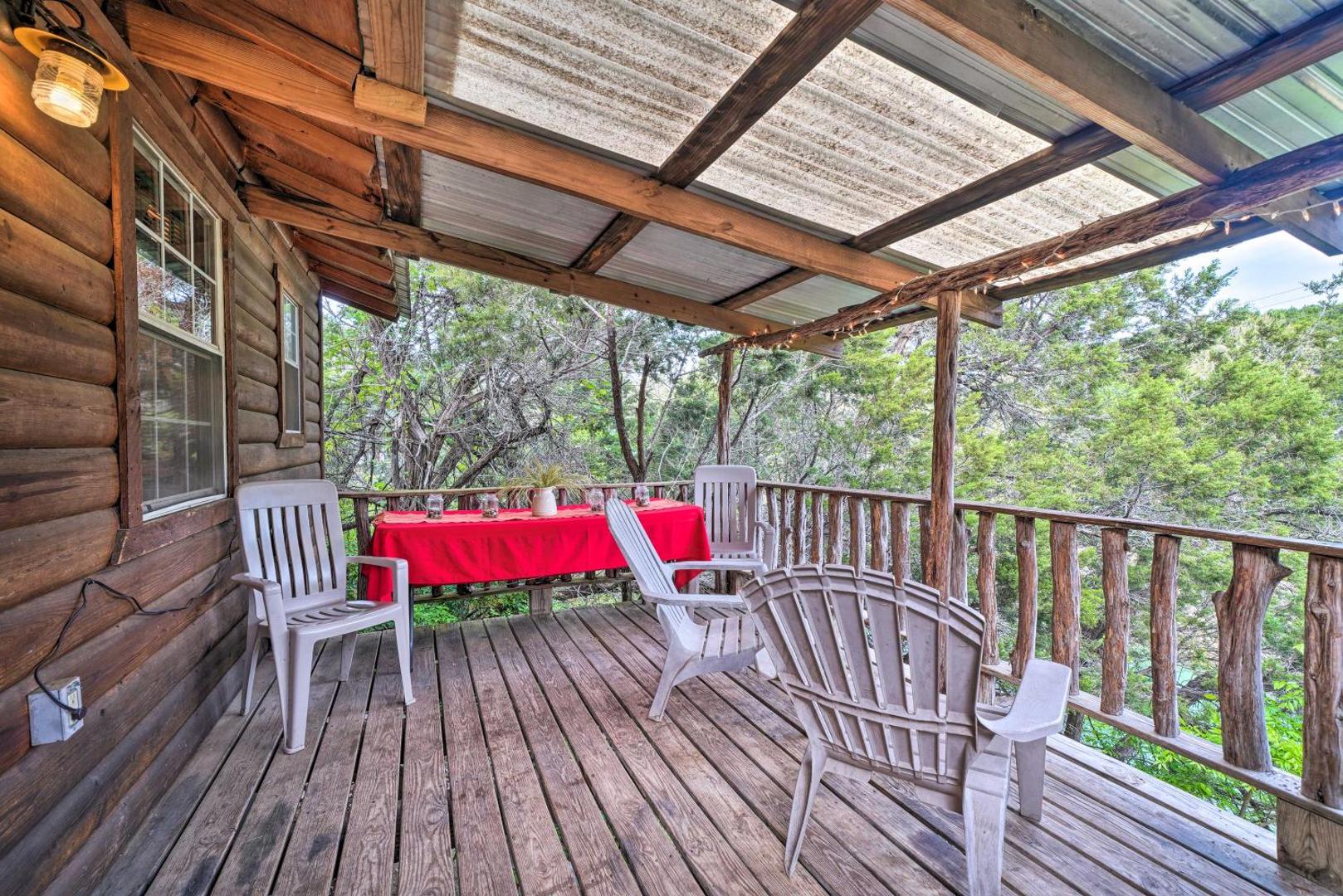 Cozy Davis Cabin with Deck – Nestled by Honey Creek!